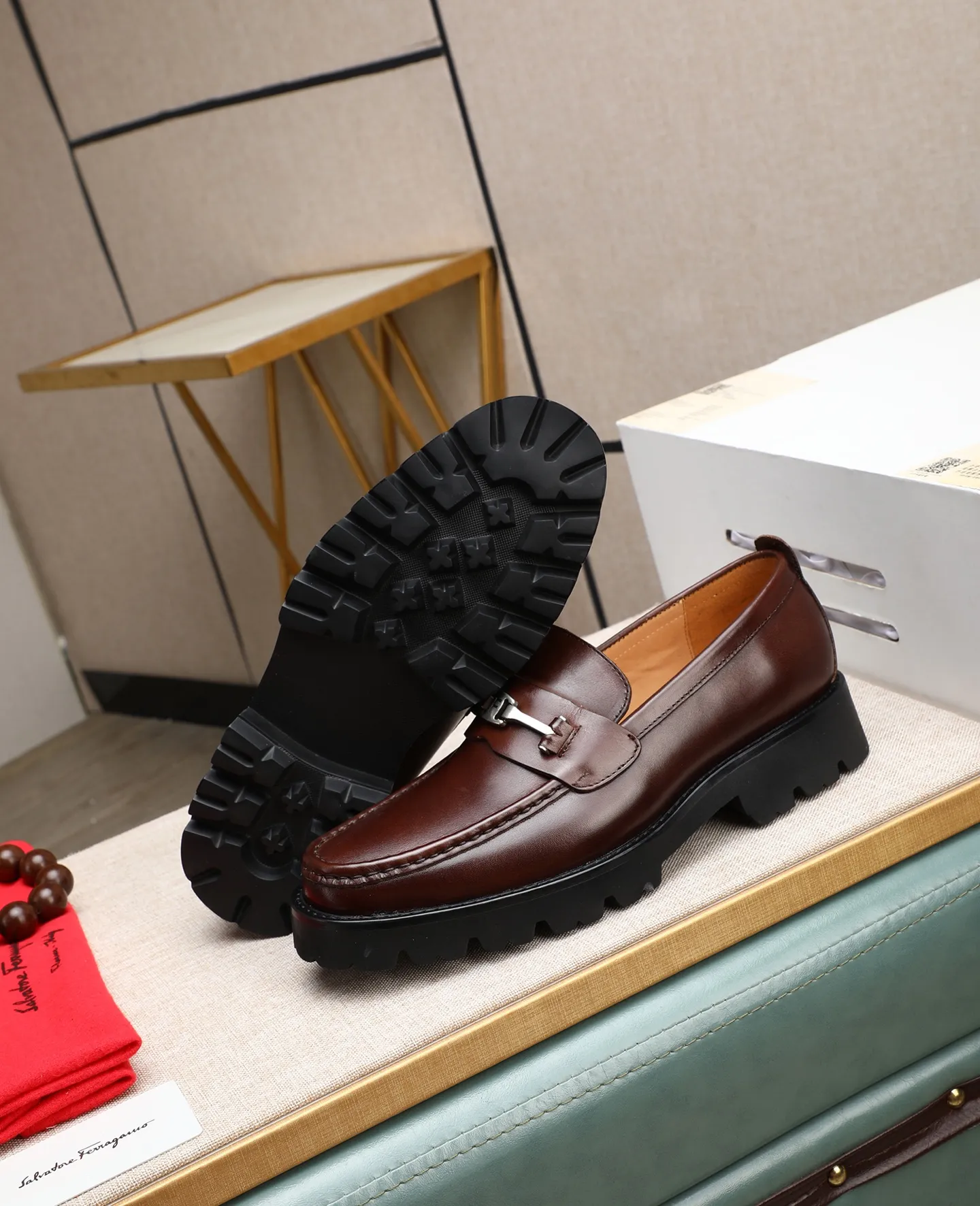 Men's shoes 💰500 📛📛(water-dyed cow lining) Salvatore Ferragamo high-end (Salvatore Ferragamo) is the top international luxury footwear brand. It comes from the fashion kingdom of Italy. It is famous all over the world for its traditional handmade design and novel styles...🚶🏻🚶🏻New suit shoes are available simultaneously at the counter. This model is purely handmade. The fabric is imported Italian calfskin➕soft water-dyed cowhide lining. Original authentic outsole🌀🌀Size: 38➖44.